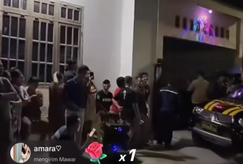 momen warga dan aparat menggerebek rumah diduga ida dan pria beristri